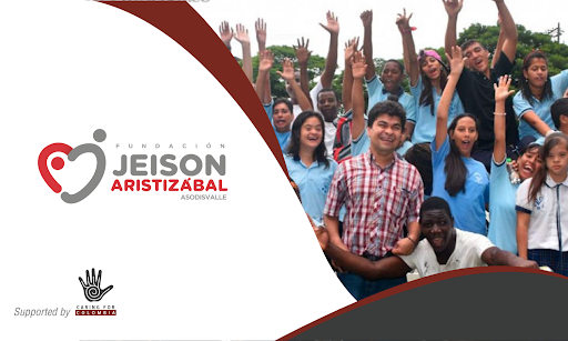 Jeyson Aristizábal con niños de la fundación