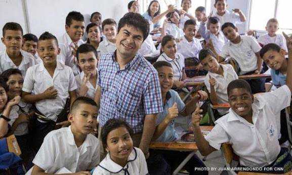 Jeyson Aristizábal con estudiantes y niños